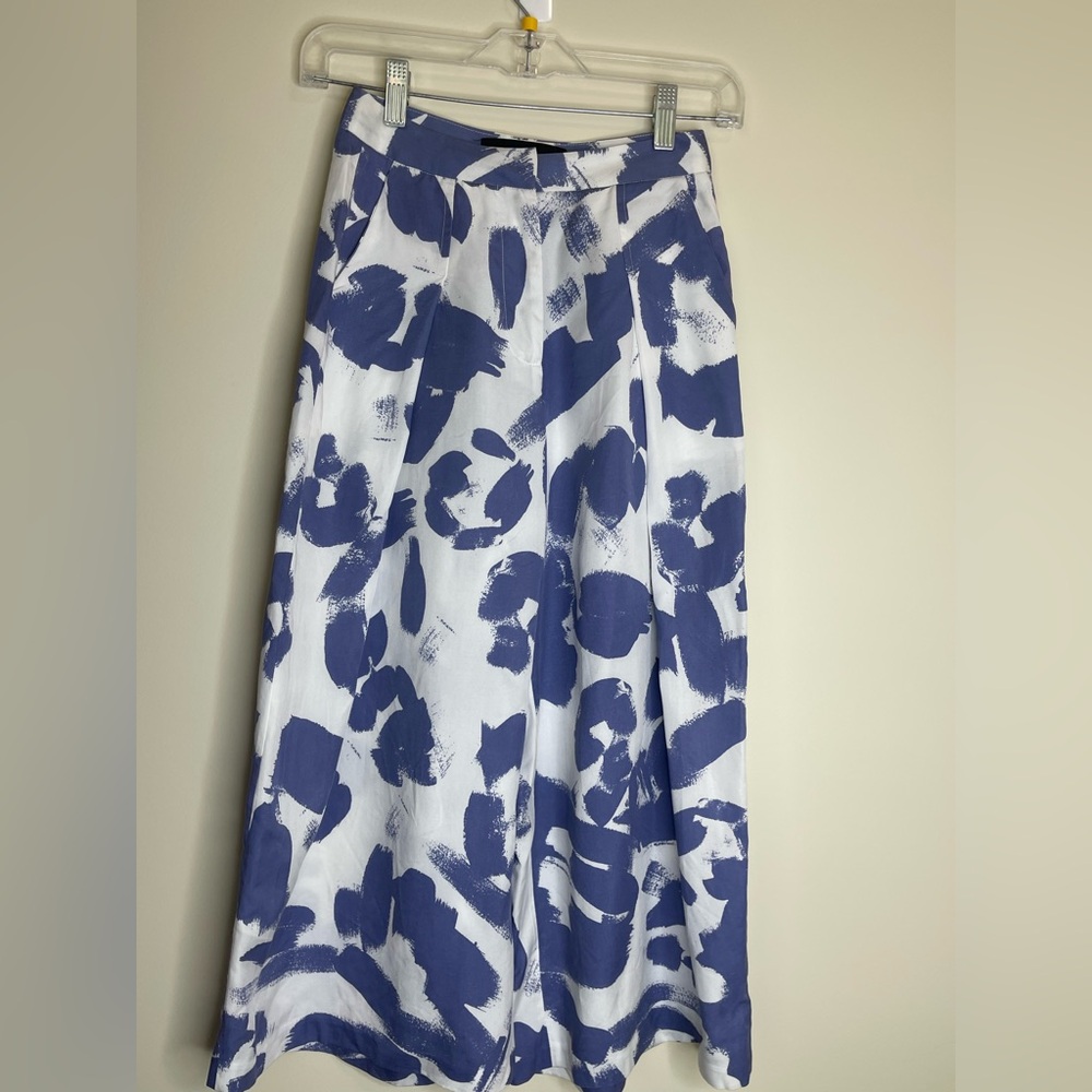 Kendall & Kylie Blue and White Patterned 3/4 Wide Leg Pants - Size XS